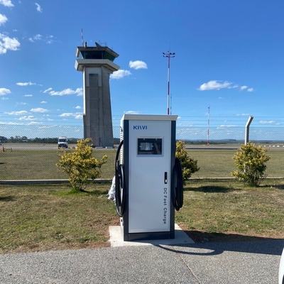 Stazione di ricarica elettrica pubblica all'aperto con interfaccia CHAdeMO CCS tipo 2