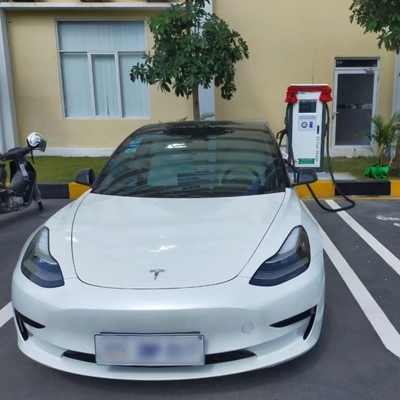 Stazione di ricarica elettrica pubblica all'aperto con interfaccia CHAdeMO CCS tipo 2