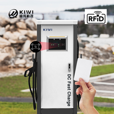 Stazione di ricarica elettrica pubblica all'aperto con interfaccia CHAdeMO CCS tipo 2