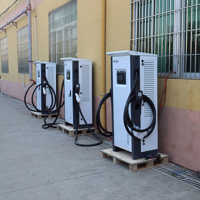 Stazione di ricarica veloce per auto elettrica a 3 fasi da 120 kW Chademo CCS1 CCS Tipo 2 Fast DC EV Charger